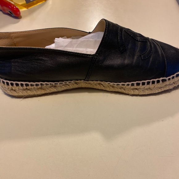 Chenel sizes seven never worn still has sticker on shoes - Picture 1 of 5